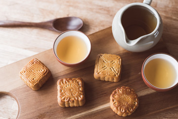 mooncake with tea