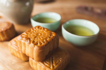mooncake with tea