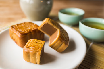 mooncake with tea