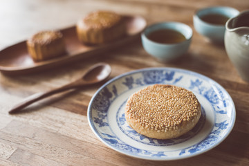 mooncake with tea