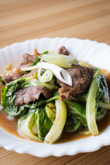 beef sirloin strip with romaine lettuce in oyster sauce