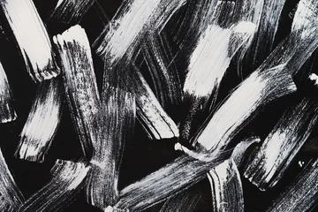 abstrakte Tapete, die mit weißem Pinsel auf schwarzer Hintergrundtextur gemalt wurde. © 9Air