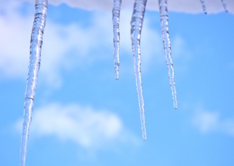 屋根からぶら下がるつらら