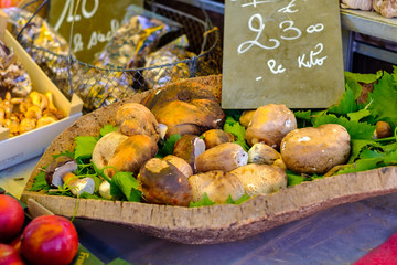 Panier de cèpes sur le marché.