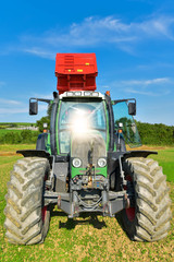 Obraz premium tracteur et sa remorque