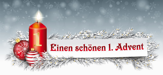 Einen schönen ersten Advent - Kerze mit Weihnachtskugeln, Papierzettel und Tannenzweigen im Schnee