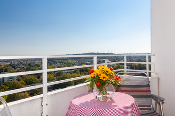 Balkongeländer im Sommer