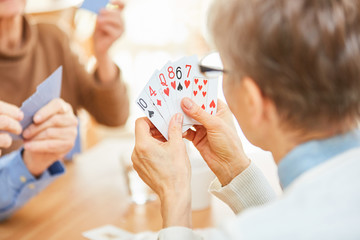 Senioren spielen Karten in einem Turnier