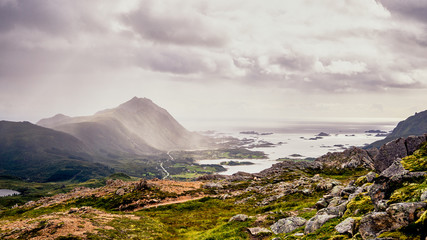 Blick von den Bergen auf den Mortsund bei Regen