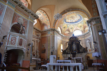 Fototapeta na wymiar Nef baroque de l'église de l'Immaculée Conception de Carpineto en Corse