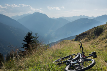Fototapeta na wymiar mountainbike liegt in den alpen am weg