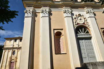 Façade de léglise baroque Saint-Pierre et Paul de Piedicroce en Corse