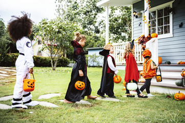 Little children trick or treating - obrazy, fototapety, plakaty