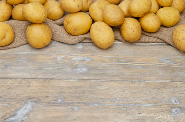 Kartoffel verstreut auf Leinensack als Rahmen