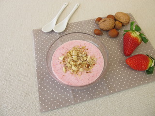 Selbstgemachter Frühstücksquark mit Erdbeeren und Nüssen