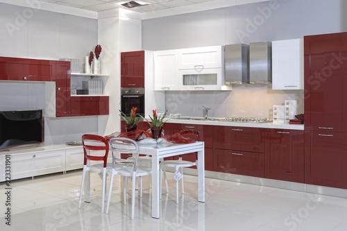 Cucine moderne in un negozio di arredamento stock photo and royalty ... Cucina moderna arredamento