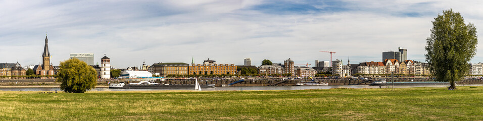 Panorama Blick auf Düsseldorf Altstadt und Rheinufer