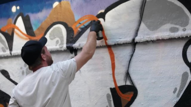 Highlight Graffiti &ndash; medium shot