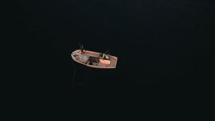 Bote pesquero fondeado