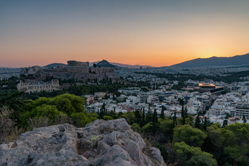 Fototapeta na wymiar Vista panoramica sulla città di Atene e Acropoli alle prime luci del mattino, Grecia