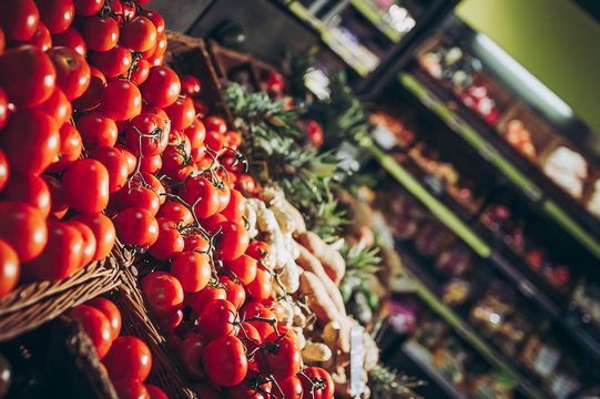 Etalage de légumes sur le marché, tomates