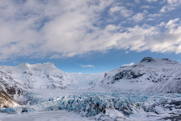 Fototapeta na wymiar Vast Icelandic mountainous landscape, with turquoise glacier