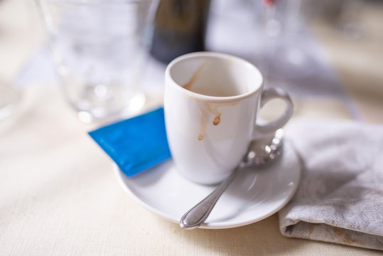 Tracce di caffè rimaste sulla tazzina dopo la consumazione al tavolo