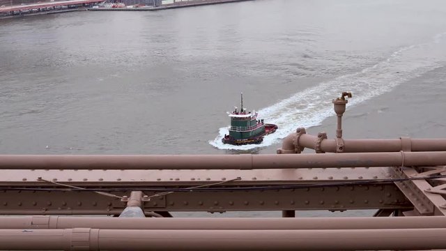 Boat navigating near the famous brooklin brigde
