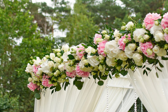 flowers on the wedding arch