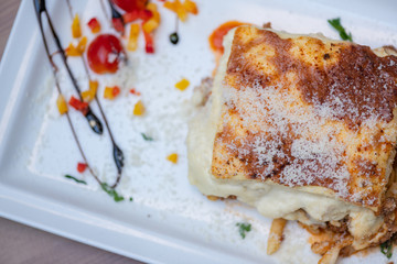 Nudel Italienisches Essen Auflauf Gratin mit Fleisch Käse und Parmesan überbacken 