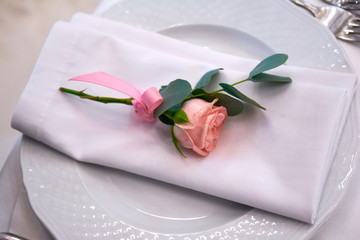 little rose on the plate wedding decorations