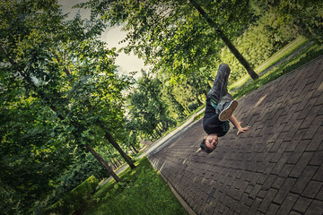 The tomboy is dancing a break in the street in the Park