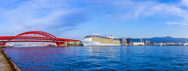 青空と豪華客船