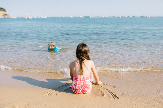 fillette &agrave; la plage bord de mer 