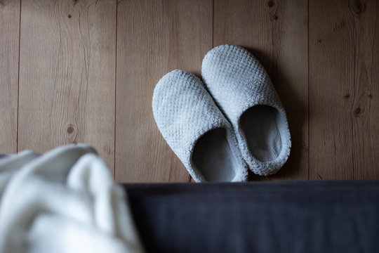 Hausschuhe vor der Couch