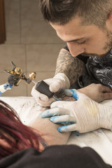 Tatuatore al lavoro