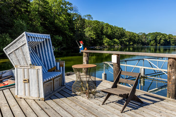 Strandkorb und Stuhl an einem stillen Platz am Anleger