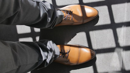 zapatos marrones con gris