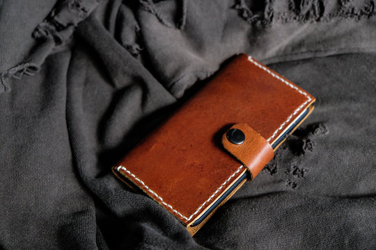 Leather phone case craftsmanship work