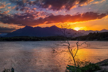Obraz premium sunset over lake