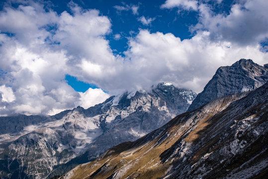 Cime di montagne  nel cielo azzurro con nuvole bianche
