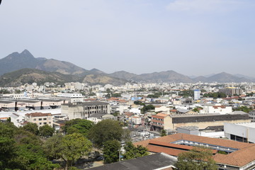 Fototapeta na wymiar Horizonte urbano, cidade e colina.Rio de Janeiro 