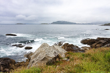 ROCAS MIRANDO AL MAR EN EL NORTE