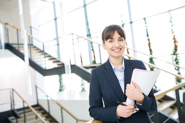Junge Geschäftsfrau als erfolgreicher Start-Up Gründer