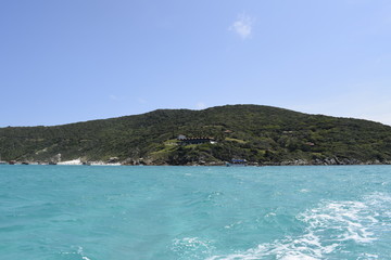 Fototapeta na wymiar Mar azul turquesa e colina verde. Arraial do Cabo