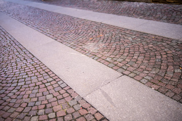 Pavé colorato in cubetti di porfido e lastre di pietra