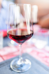 Calice degustazione contenente vino rosso servito