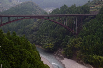峡谷に架かるアーチ橋
