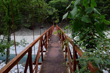 山の渓谷に架かる鉄橋