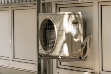 Klimagerät an einem Baucontainer